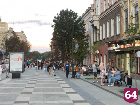 Жители Саратова без масок заполонили проспект Кирова