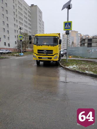 Саратовцев возмутил припаркованный на «зебре» грузовик