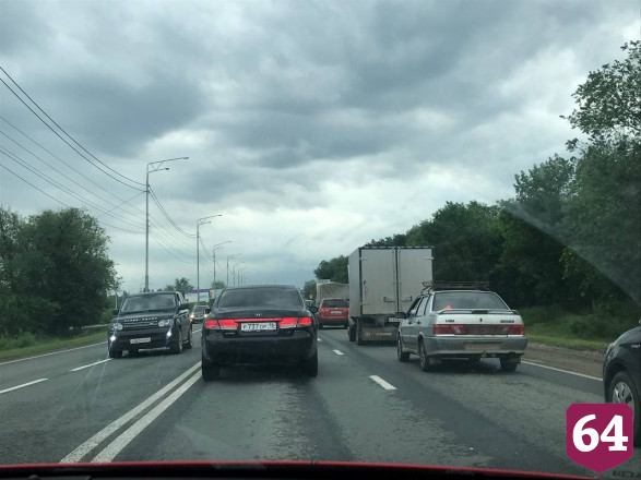 Рядом с «Лентой» в Саратове произошла массовая авария