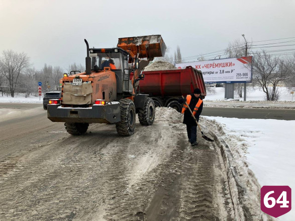 Дороги от снега в Саратове убирают 270 машин