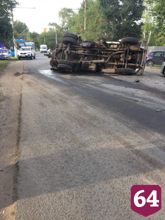 В ходе тройного ДТП ассенизаторская машина опрокинулась на бок 
