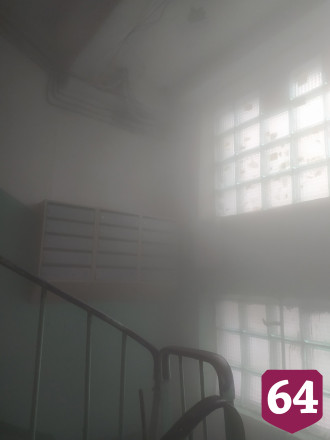 Подъезды пятиэтажек в Саратове заволокло паром из-за прорыва теплотрассы
