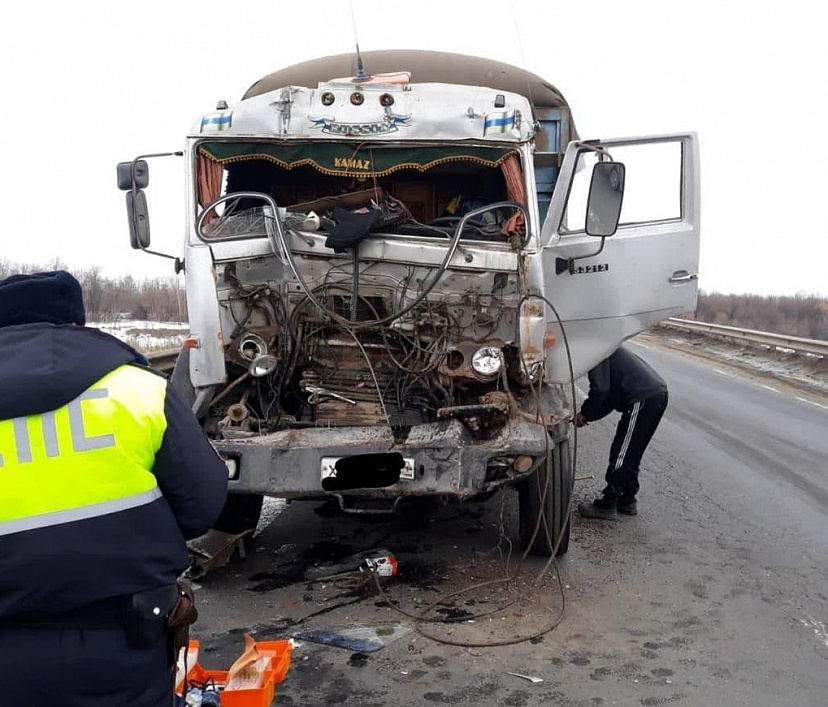 На саратовской трассе в ДТП с грузовиками травмировался дальнобойщик