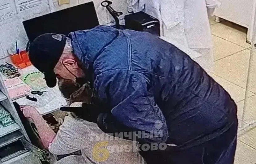 В Саратовской области налетчик с ножом напал на сотрудницу аптеки