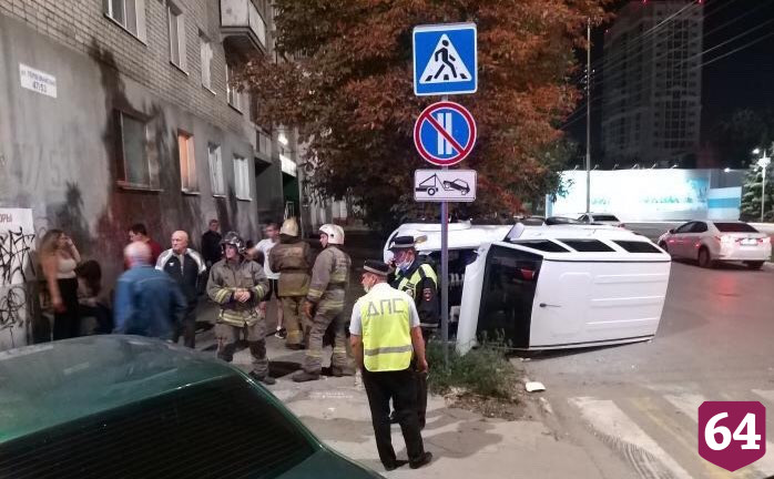 В центре Саратова опрокинулся внедорожник с пассажирами
