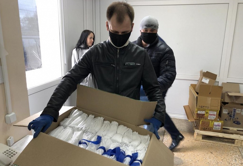 Врачам и полицейским Энгельса доставили 8 тысяч масок 