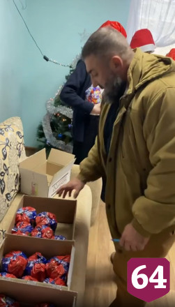 Саратовский силач со спонсорами собрал детям 300 новогодних подарков 