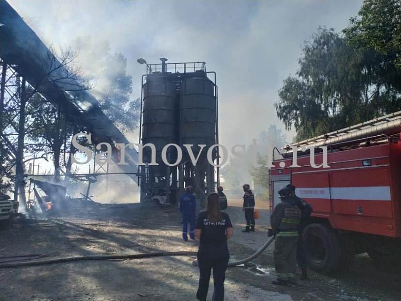В Саратове пожарные тушат цементный завод