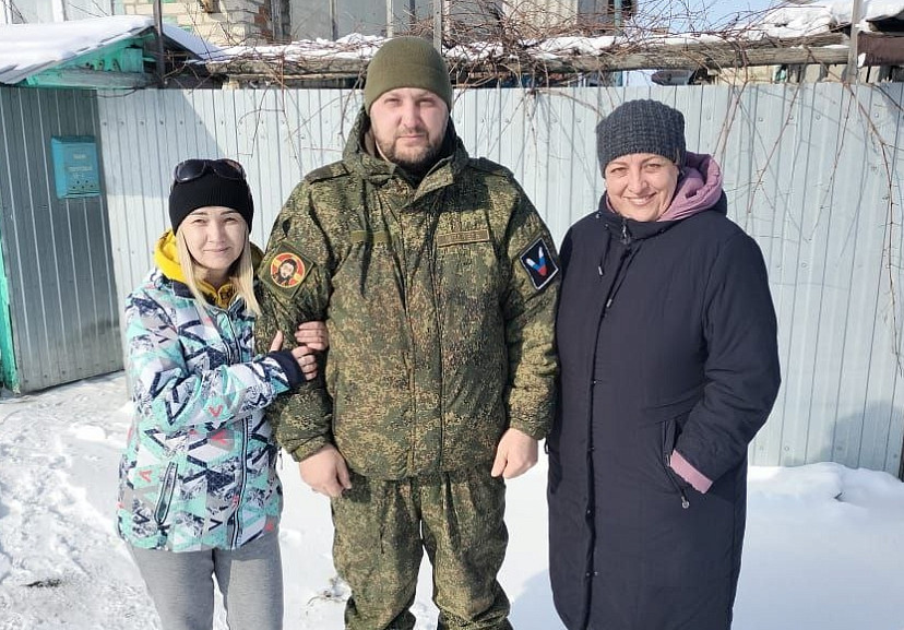 Боец СВО с позывным Медведь пришел с тортом к саратовским волонтерам