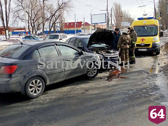 В массовом ДТП у Трофимовского моста ранен таксист