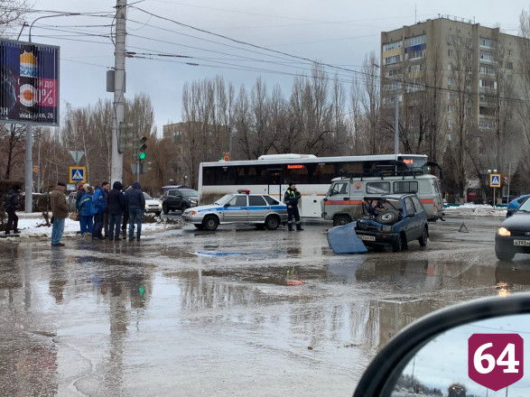 В не пропустившей «буханку» «Оке» ранены двое мужчин