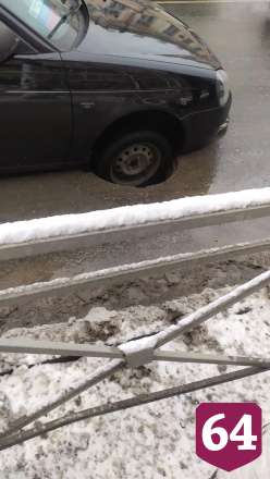 В центре Саратова машина застряла в открытом люке