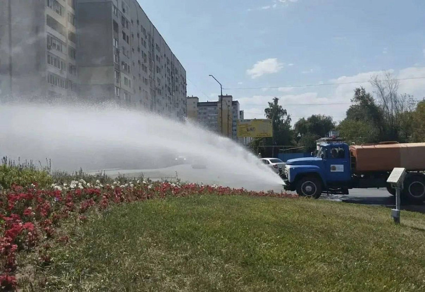 В Энгельсе собирают жалобы жителей и устраняют последствия непогоды 
