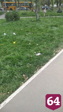 В Саратове сквер завалили мусором