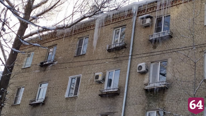 Жительницу Саратова напугали сосульки на домах рядом с детсадом  