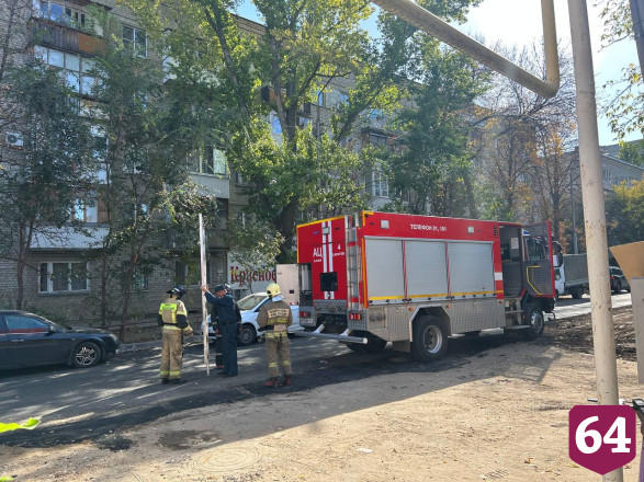 В Саратове у больницы полыхал частный дом 
