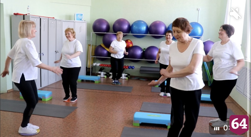 Саратовские пенсионерки осваивают спортивные тренды