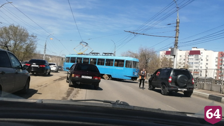 В Саратове трамвай развернуло поперек моста