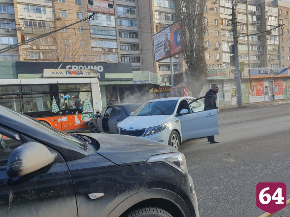 В массовой аварии с троллейбусом пострадала автоледи