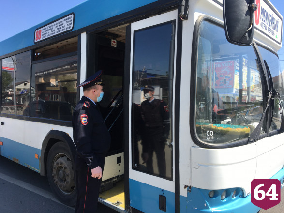 Автоинспекторы Саратова вручали водителям автобусов маски