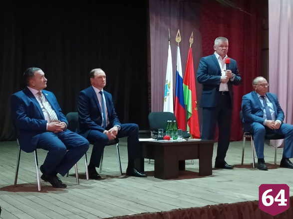 Саратовских чиновников призвали отремонтировать крышу учительнице