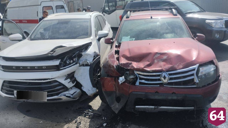 В Саратове автоледи пострадала в массовом ДТП на Славянской площади