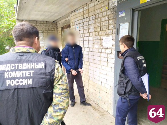 Саратовец показал на манекене, как убивал 18-летнюю подругу 
