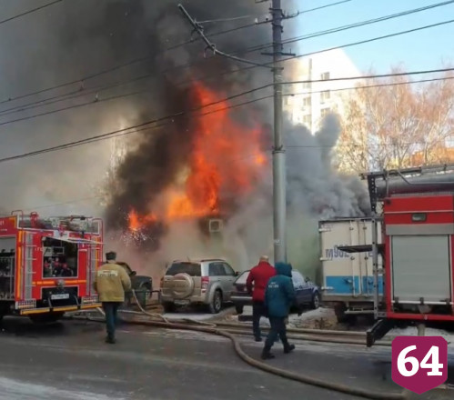 Пожарные тушили в центре Саратова частный дом