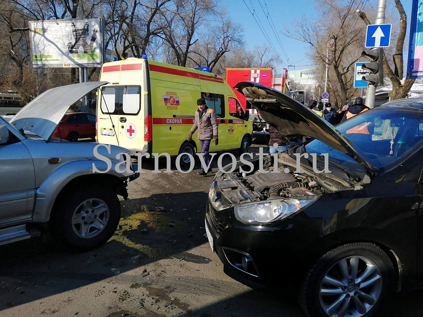 В Саратове водитель проехал на красный и протаранил легковушку автоледи