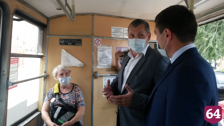 Саратовцы стали реже надевать маски в общественном транспорте