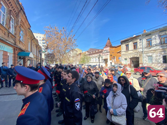 Сын Сергея Пускепалиса приехал в Саратов к дому отца