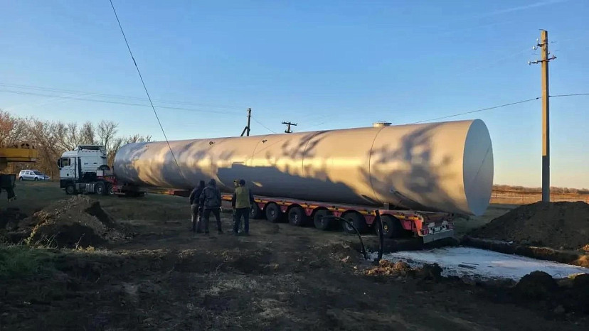В отдаленном районе устанавливают водонапорную башню 
