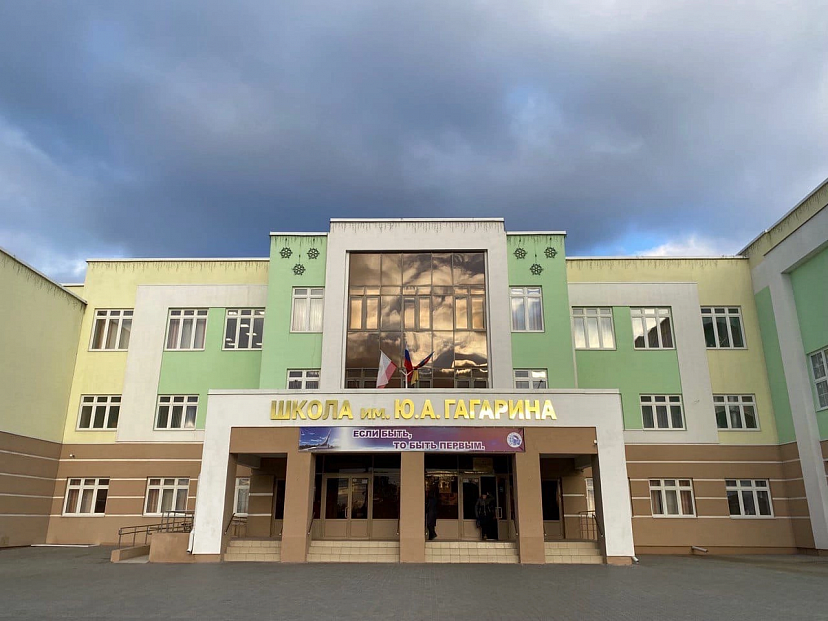 В новой школе Энгельса появились провалы на стадионе