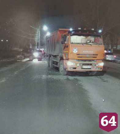 Водитель внедорожника попал в больницу после ДТП с КамАЗом