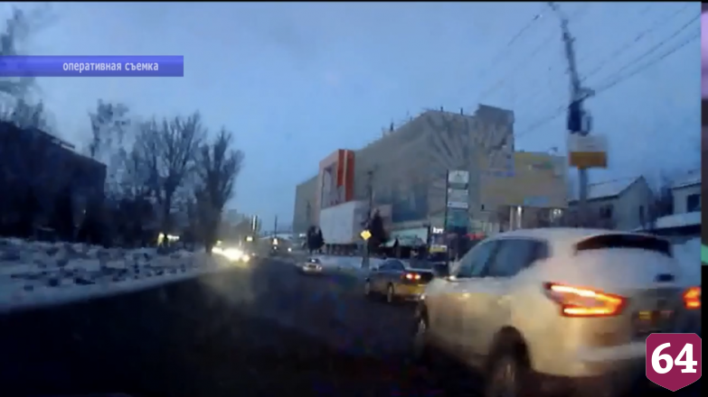 В Саратове пьяный водитель пытался спрятаться от полиции на парковке