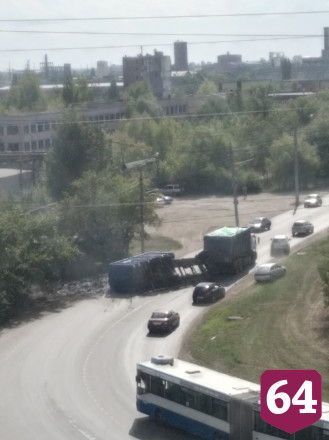 В Энгельсе у грузовика опрокинулся прицеп с мусором