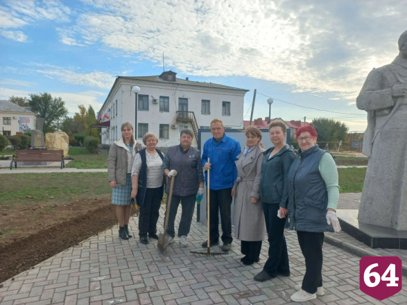 Саратовцы высадили тюльпаны у обелиска защитникам Родины