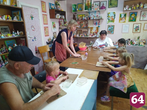 Родные саратовских участников СВО слепили котов из глины