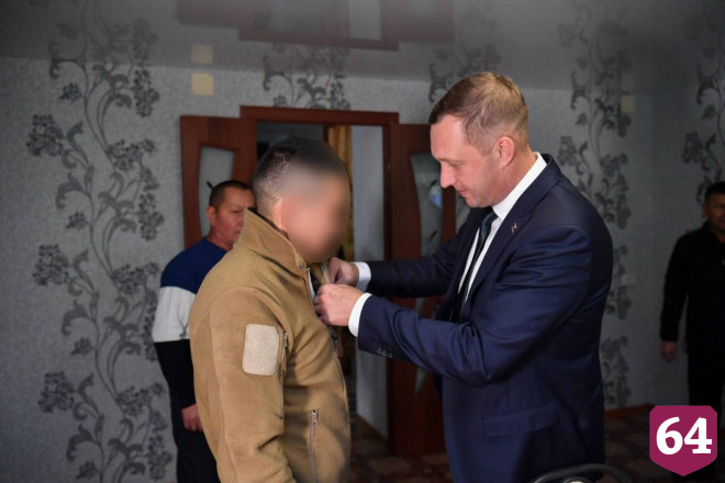 Саратовский губернатор наградил участника СВО за мужество и отвагу