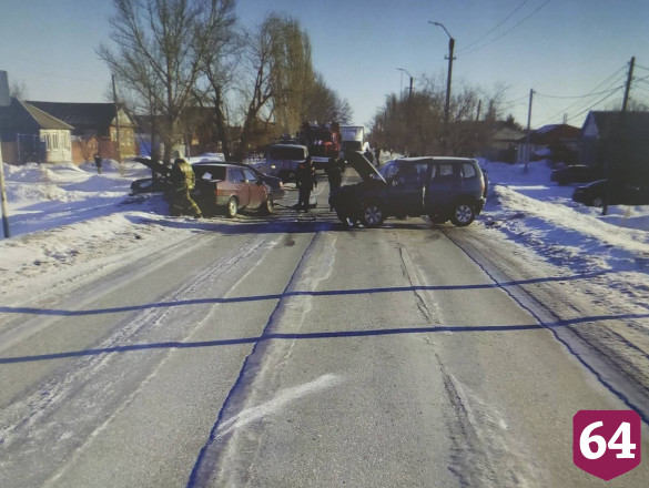 Водитель легковушки пострадал в массовой аварии под Саратовом