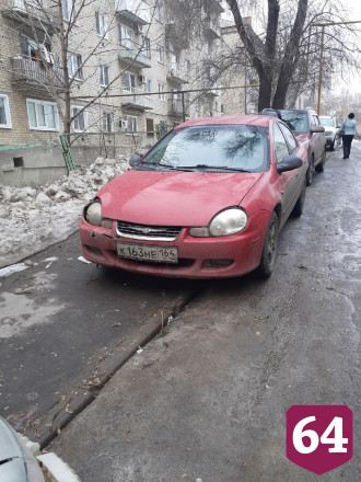 В Саратове автохамы паркуют машины на тротуаре у школы