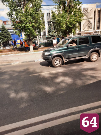 В Саратове легковушка протаранила столб и блокировала движение трамваев