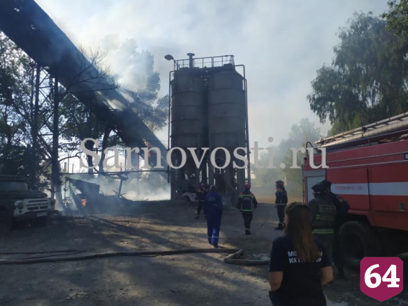 В Саратове пожарные тушат цементный завод