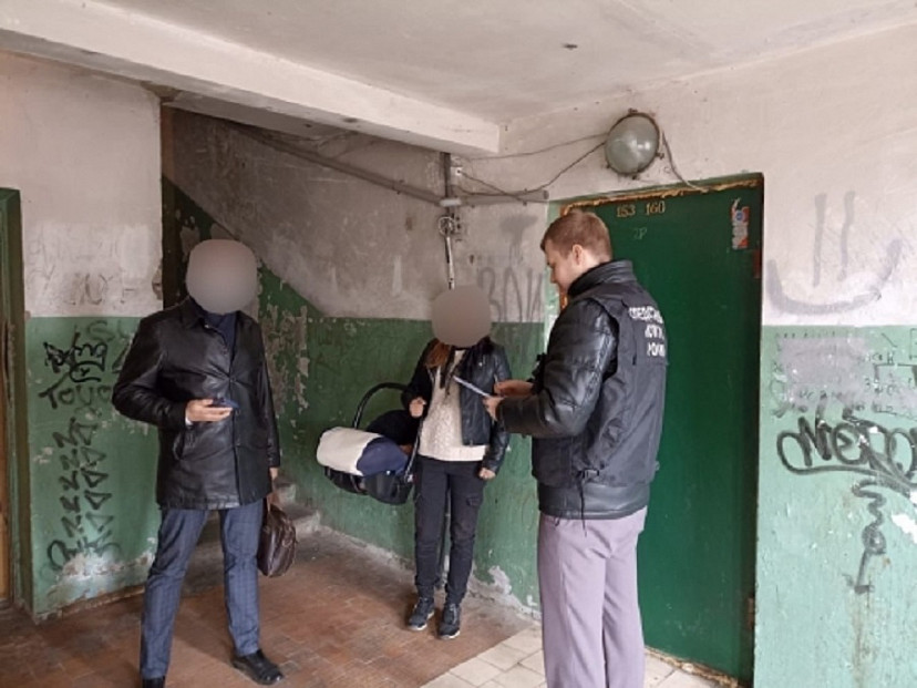 В больнице после падения из люльки умерла 3-месячная девочка 
