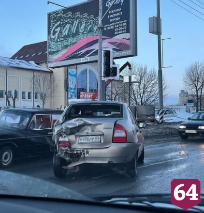 В Саратове бензовоз протаранил легковушку