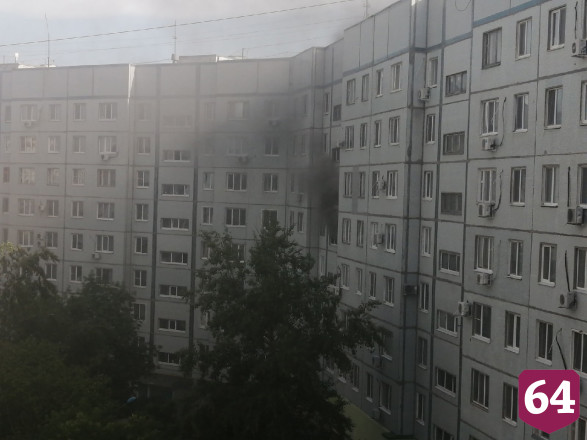 Саратовские пожарные с лестницы тушили балкон в 9-этажке