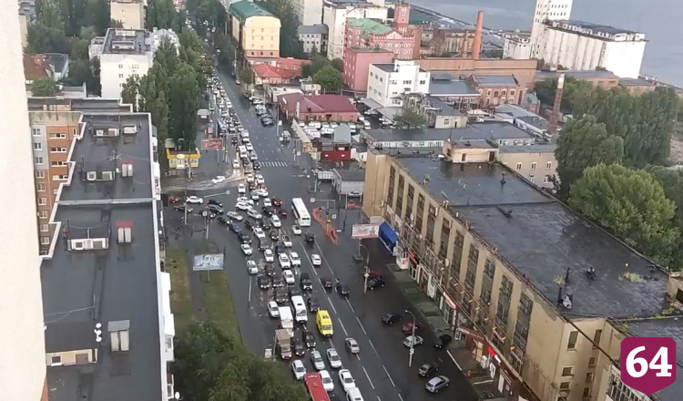 В Саратове потоп превратил автомобили в корабли