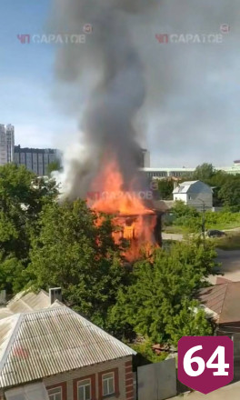 В Саратове семь пожарных расчетов тушат нежилой дом
