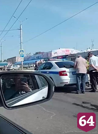 Скутерист протаранил выезжавший с территории ТЦ автомобиль