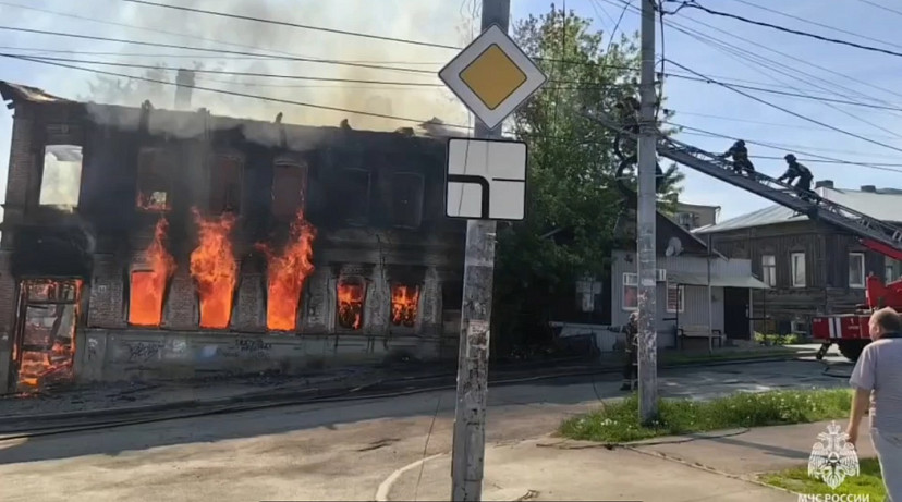 Пожарные Саратова отстояли от огня частные дома у полыхавшей двухэтажки